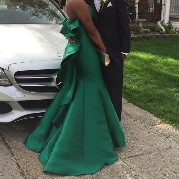PROM DRESS. Green Giovanni. - Picture 3 of 4